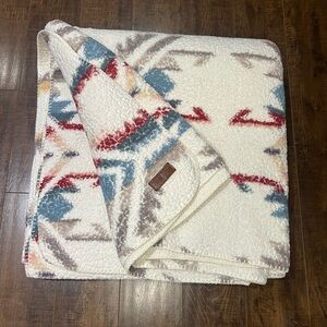 Pendleton Multicolor Patterned Blanket White Sands Pattern